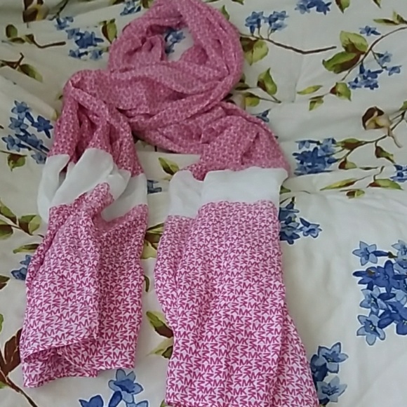 💗💜Authentic Michael Kors scarves in Fushia plum - Picture 3 of 5